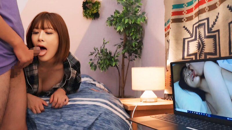 ノーハンドフェラチオで僕のチ〇ポにしゃぶりつく！！目の前に勃起したシコリち〇ぽ！パソコンの画面にはAV！刺激的すぎるエロビジュアルに興奮した女の子は発情ブースト！