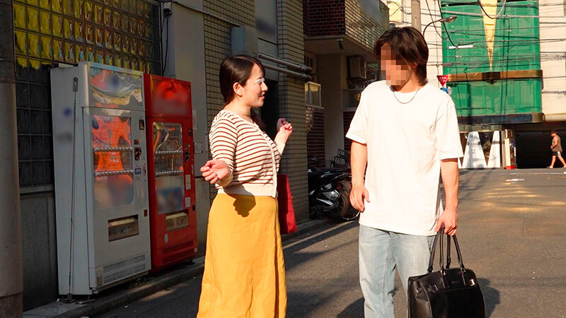 一般男女モニタリングAV 絶倫巨乳妻と童貞男子がザーメン20mlを溜めるまで出られないラブホからの脱出に挑戦！ 5 旦那とはご無沙汰の奥様が初めて逆ナンパした男子大学生を射精させるために手コキ・オナホコキ・フェラ・筆おろし！何発出しても萎えない年下チ○ポと大量の…