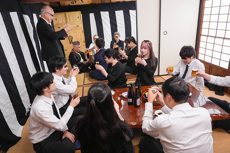 地雷メイクにハマっている専業主婦です。先日、法事で帰省した時につい学生時代のノリで飲みすぎてテニサーの仲間たちと乱交してしまったんですが夫に伝えるべきでしょうか？