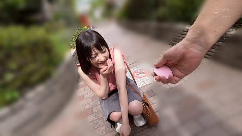 とびっこ着けた彼女が街中散歩で欲情し、メス犬のようにマン汁たらして屋外セックス！vol.2