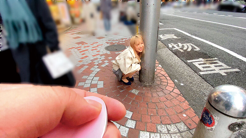 素人美少女とリモコンバイブお散歩人混みの中ピクピク震えてイキまくってしまう女子たち！るいさん（21才）のあさん（20才）
