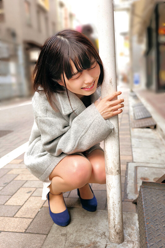 素人美少女とリモコンバイブお散歩人混みの中ピクピク震えてイキまくってしまう女子たち！すみれさん（19才）まおさん（20才）