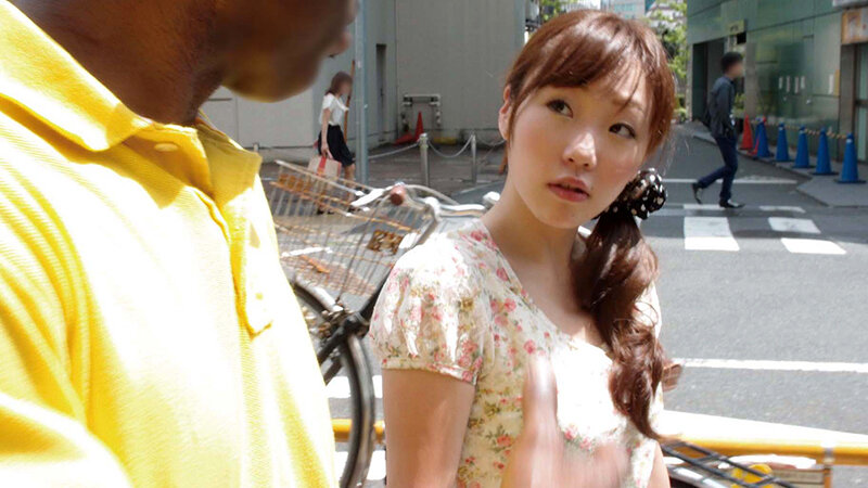 「やっぱり大きいのかな」「ちょっと興味あるかも」黒人にナンパされた熟女さんはデカマラに興味津々 想像以上の巨根を膣奥まで突っ込まれ狂ったようにイキまくる 黒人マラで昇天する素人熟女12人4時間SP3