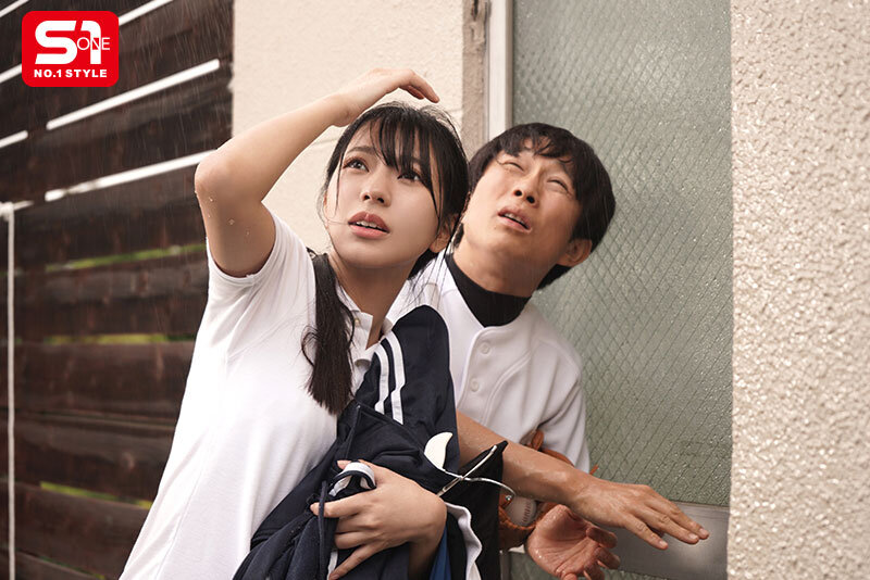 野球部員と美少女マネージャーがゲリラ豪雨で帰れず部室で二人きり… 濡れ透けたカラダに勃起した思春期ペニスを優しく何発も射精ケアする。 浅野こころ