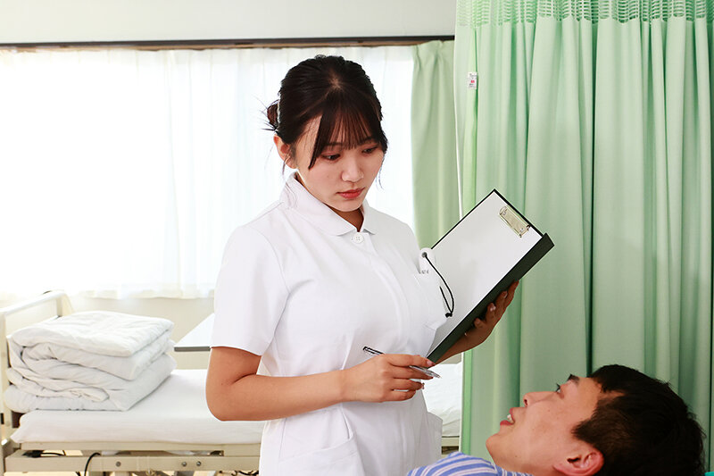 フェラチオしてくると噂の美人看護師 姫咲はな