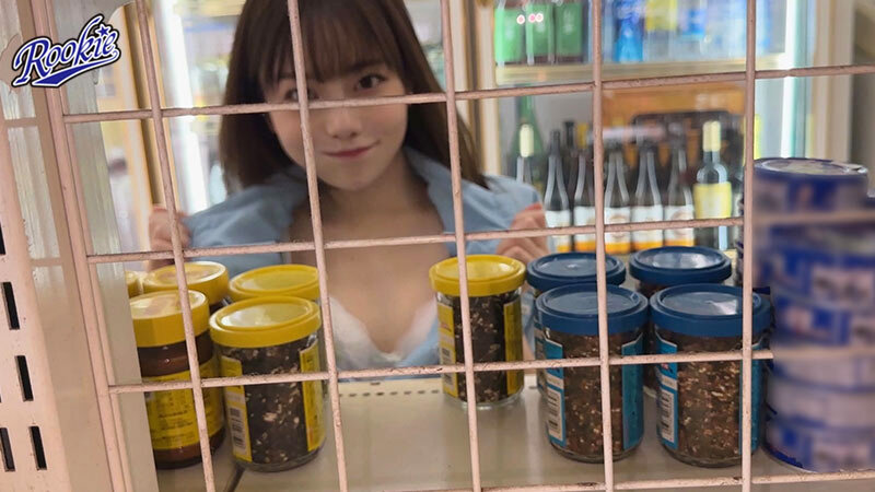 性欲溢れたコンビニバイト彼女は客がいるのにバイトテロ密会＆時短エロ奉仕でザーメンぶっこ抜き！！仕事終わりも変態オマ●コフル稼働でハメまくる24時間ド発情営業。 秋元さちか
