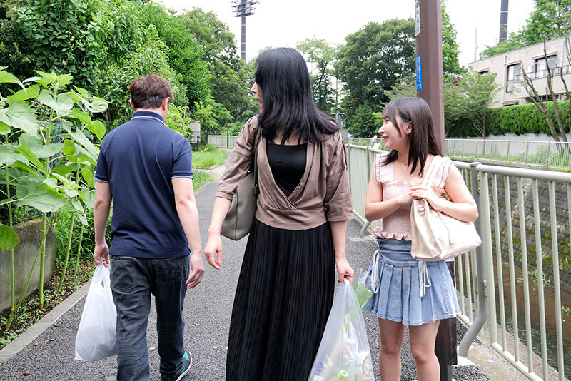 窓から侵入した男に眠ったままチ●ポを挿入され真昼間から汚されるダッチワイフ女子大生 由良かな