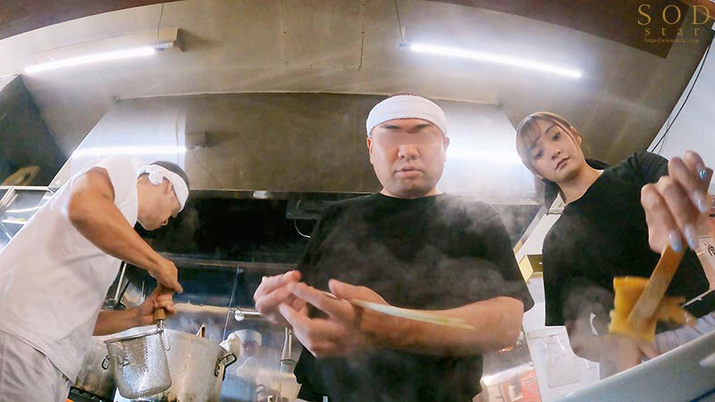 ラーメン屋唯一の女バイト、汗だくガテン系店員の性欲発散を担うセクハラOK娘。 渚恋生