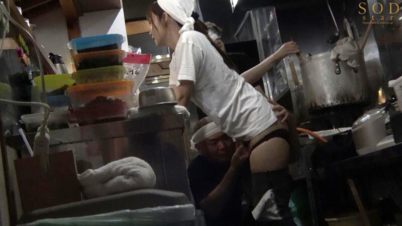 ラーメン屋唯一の女バイト、汗だくガテン系店員の性欲発散を担うセクハラOK娘。 渚恋生