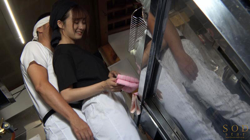 ラーメン屋唯一の女バイト、汗だくガテン系店員の性欲発散を担うセクハラOK娘。 渚恋生