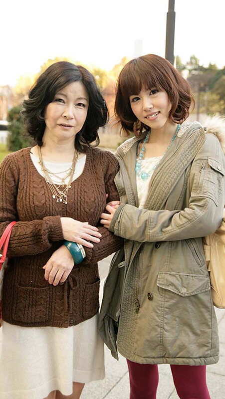 家族の絆は固かった！？「お父さんには言わないで」とか言いながら、娘の前でもお構いなし、欲求不満を拗らせた熟女母12名4時間2