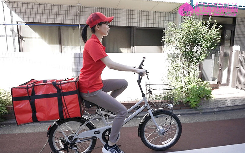 巷でウワサの人妻出張感 男を惑わす肉感完熟デリバリー〜剛毛マ○毛でわかめ酒編 鈴木真夕