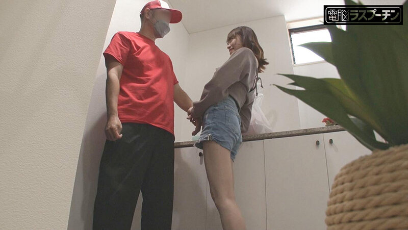 街角ナンパギャル検証企画！デリバリー配達員を誘惑して玄関先でSEXできるか！？ 乳首激弱ギャル