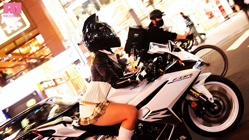 M男くんを犯しにバイクに乗ってやってくる 極限露出で男漁り爆乳痴女ライダー 乙アリス