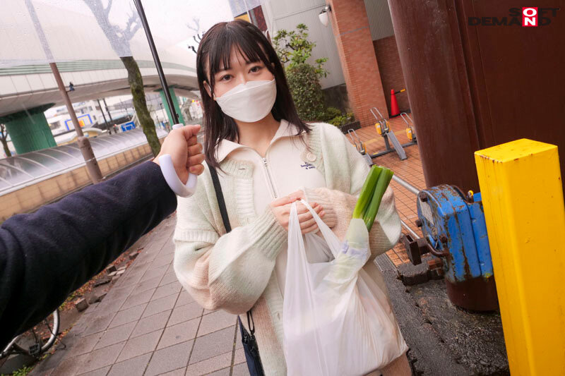 前回の撮影で処女喪失してから1ヶ月「セックスで気持ち良くなってみたい」と再出演！緊張しっぱなしの初デートに密着！リラックスできるよう2人きりにしてみたらいちゃいちゃエッチにハマっちゃったみたいです 小森はるき（21）