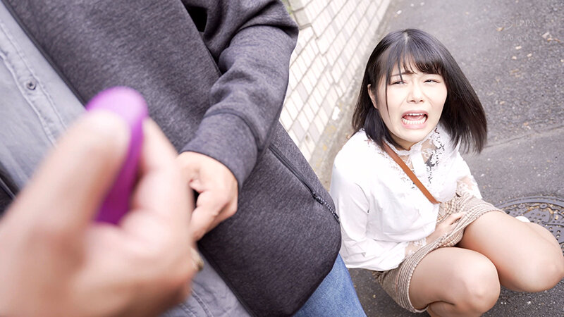 とびっこ着けた彼女が街中散歩で欲情し、メス犬のようにマン汁たらして屋外セックス！