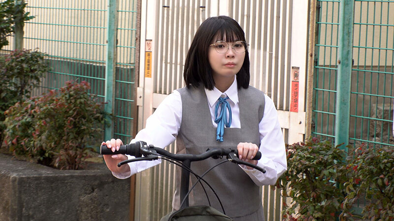 つきまとい02 〜地味な子の制服姿・自宅・私服姿を何日も盗撮記録〜