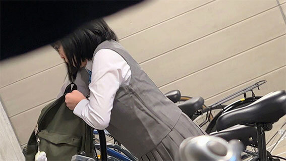 つきまとい02 〜地味な子の制服姿・自宅・私服姿を何日も盗撮記録〜