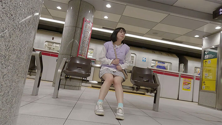 つきまとい02 〜地味な子の制服姿・自宅・私服姿を何日も盗撮記録〜