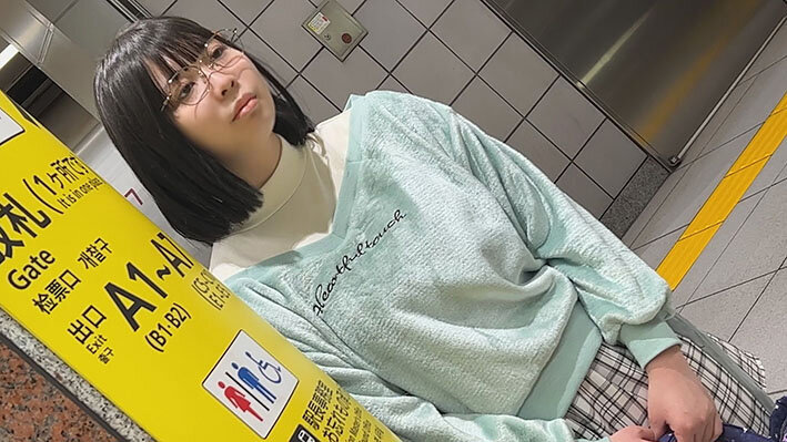 つきまとい02 〜地味な子の制服姿・自宅・私服姿を何日も盗撮記録〜