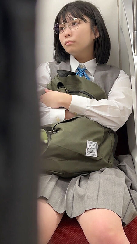 つきまとい02 〜地味な子の制服姿・自宅・私服姿を何日も盗撮記録〜