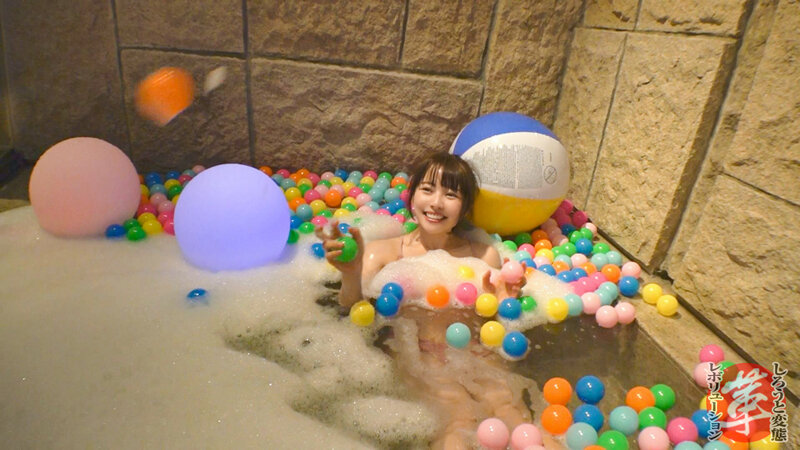ムッツリ本屋店員性開放、ちひろちゃんに革命を。美肌乳尻＋パイパンマ●コ！痴●されたガール！？感度抜群の隠れスケベ女子！窓際で恍惚潮噴射！ソファで中出しお風呂で顔射。シャワー中にもお構いなしのパコりまくりwww【しろうと変態革命10人目】 宮沢ちはる