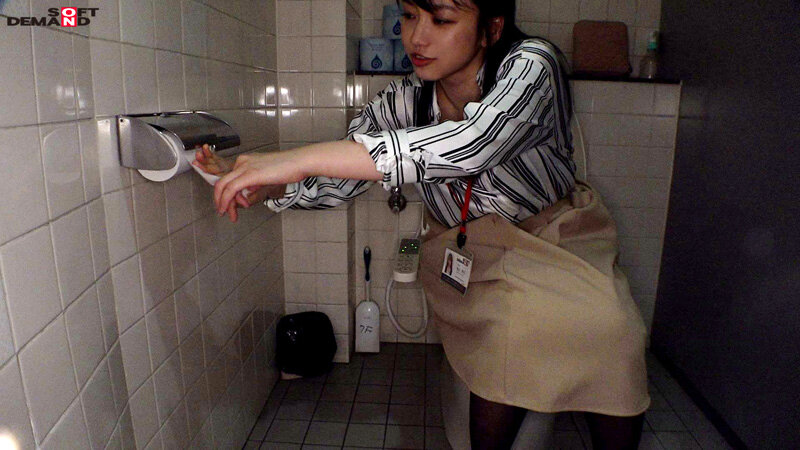 排尿中に突撃！狭〜い個室でみっちゃく声ガマン SOD女子社員 ハダカになるより恥ずかしい脱ぎキャンBOX野球拳 亀山寧音